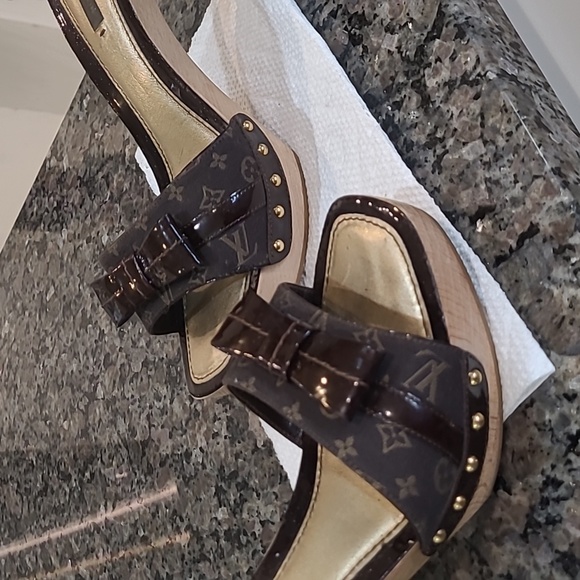LOUIS VUITTON~MONGOGRAM GOLD STUDDED HEELS~SIZE 39 - Picture 5 of 14